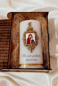 Гравирана кутия със свещ подарък за кръстниците.