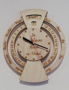 Дървен часовник с календар